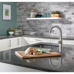 American Standard | Edgewater Pull-Out Spray Bar Faucet -Faucet american standard 4932 410 lifestyle image 12